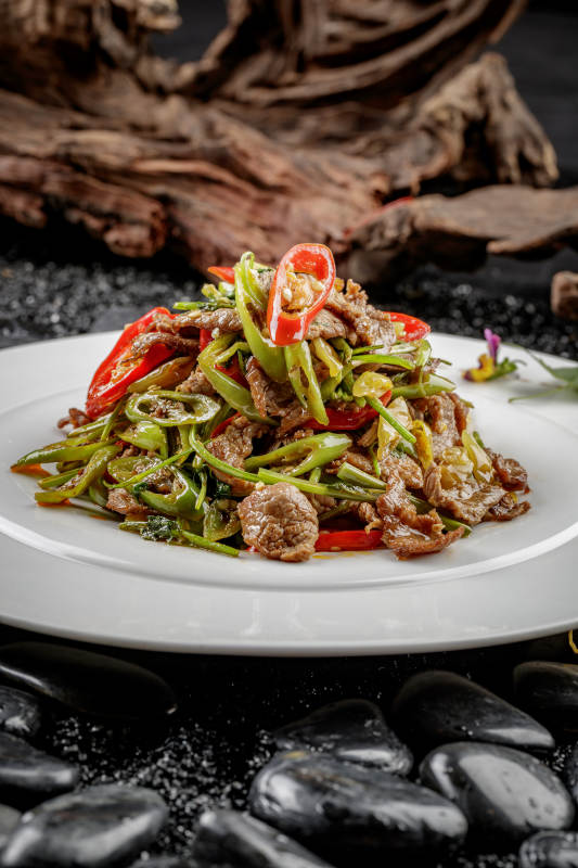 白色圆盘装的小炒黄牛肉图片