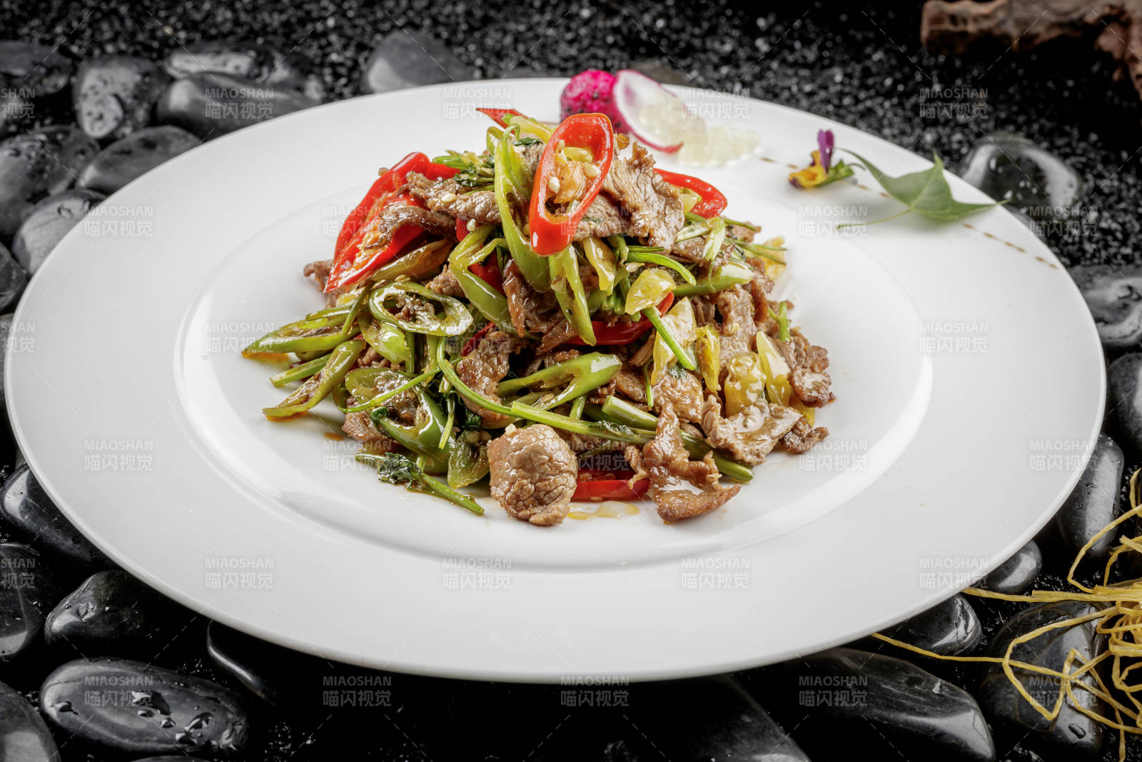 白色圆盘装的小炒黄牛肉图片