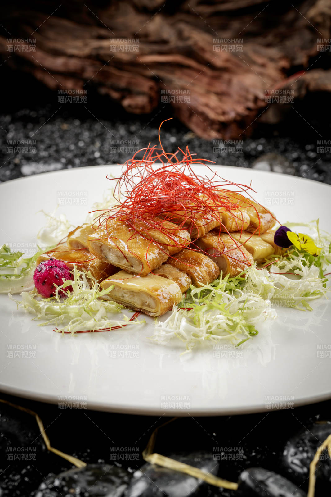 白色圆盘装的素烧肥肠图片