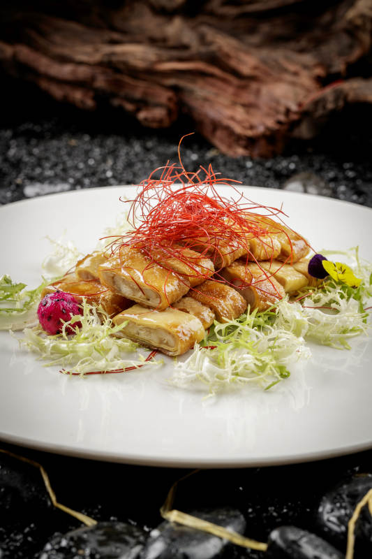 白色圆盘装的素烧肥肠图片