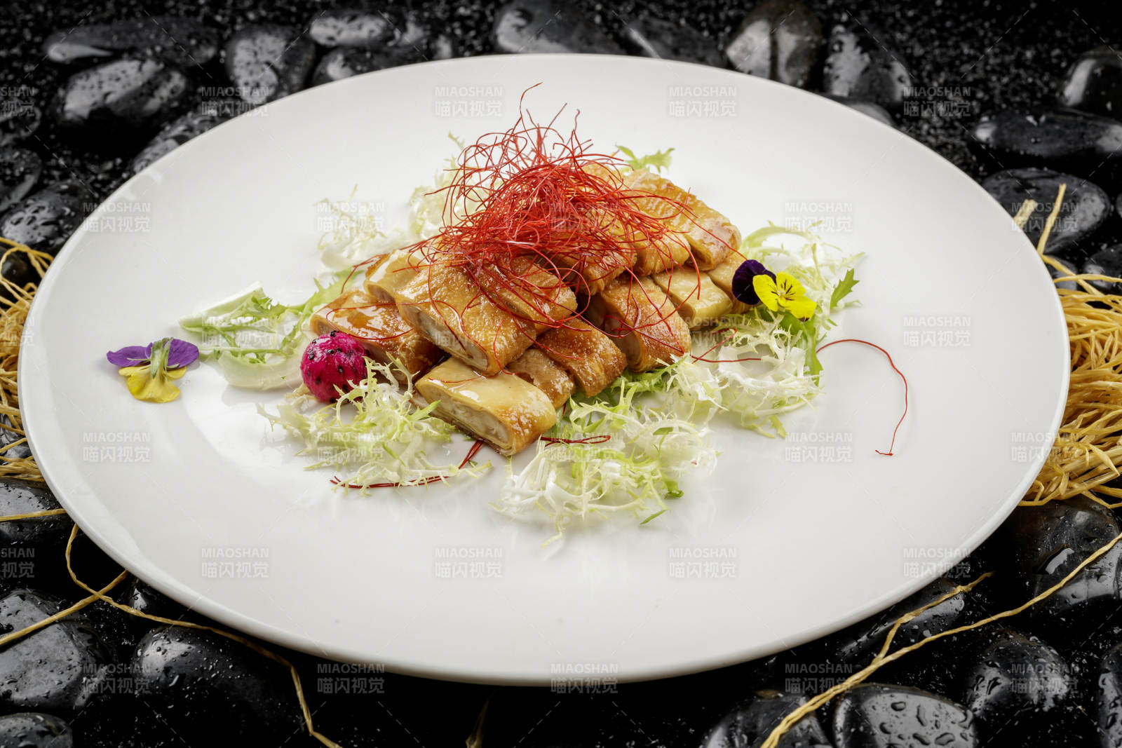 白色圆盘装的素烧肥肠图片