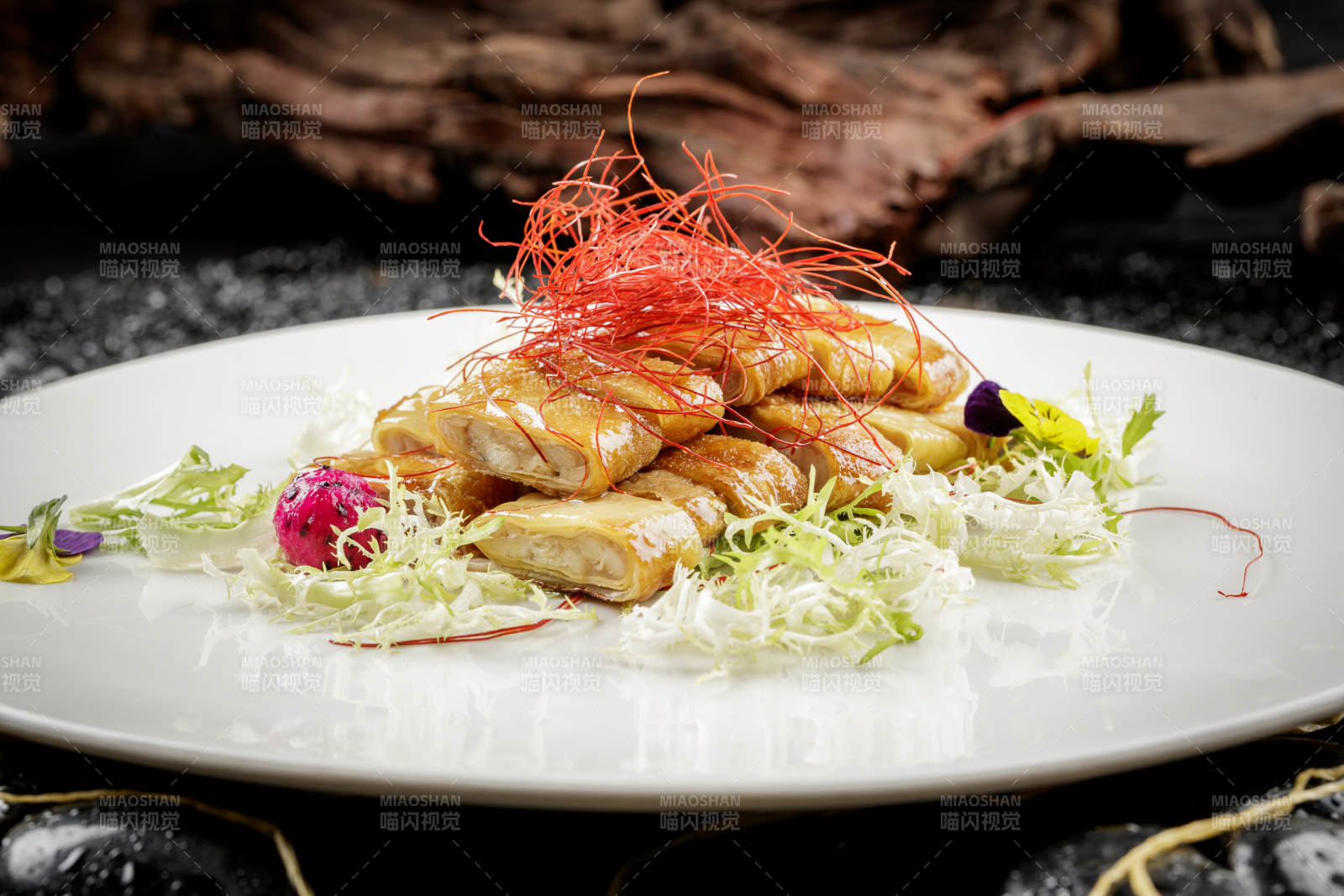 白色圆盘装的素烧肥肠图片