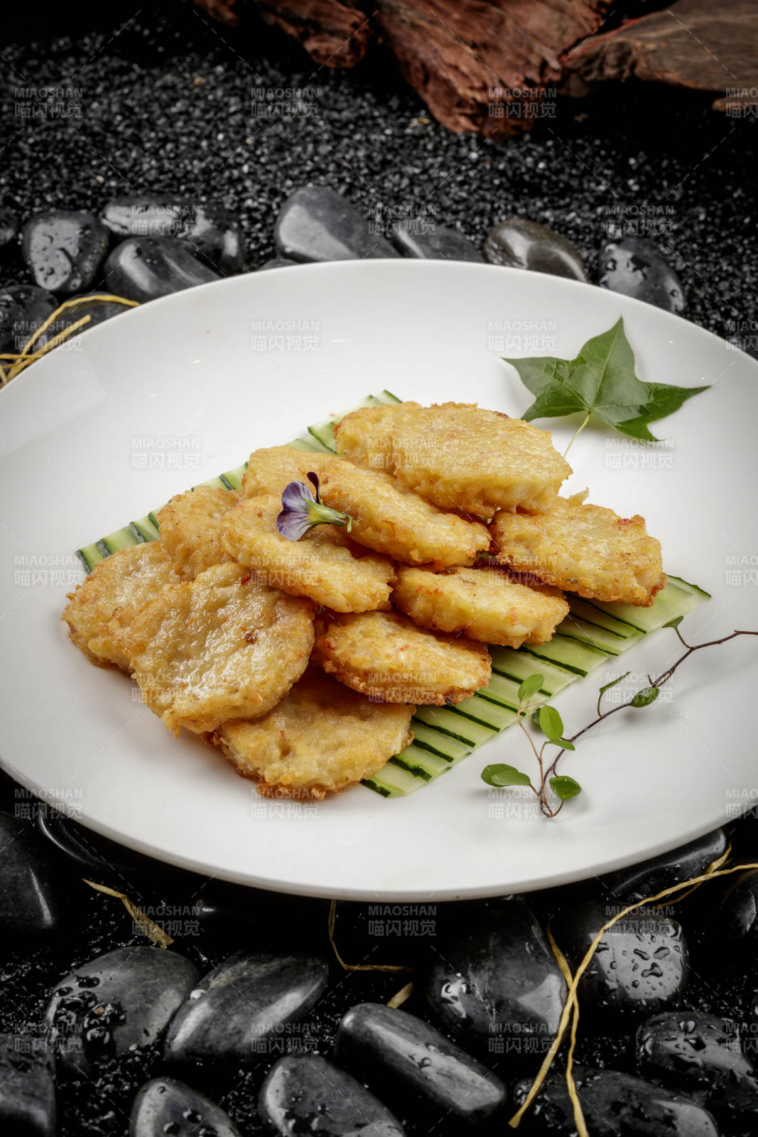 白色圆盘装的虾胶马蹄图片