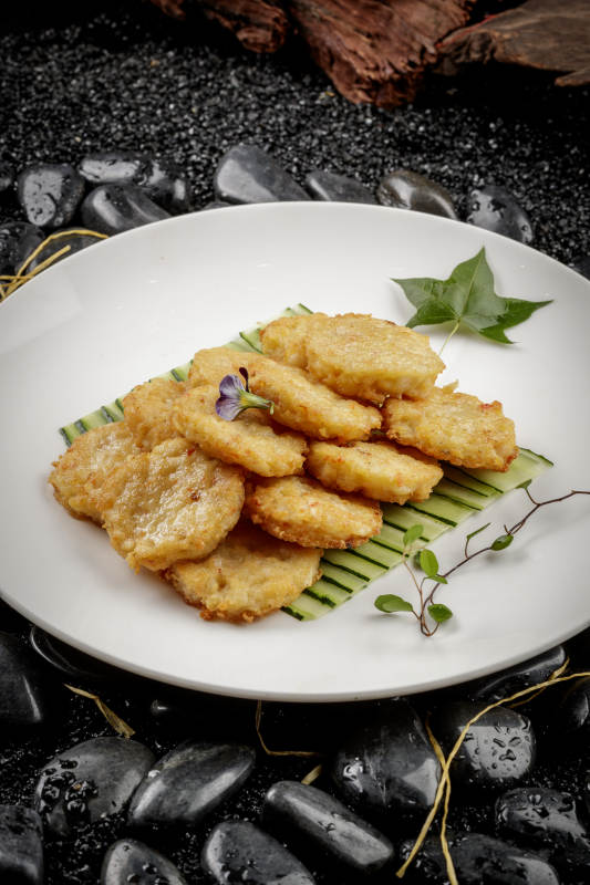 白色圆盘装的虾胶马蹄图片