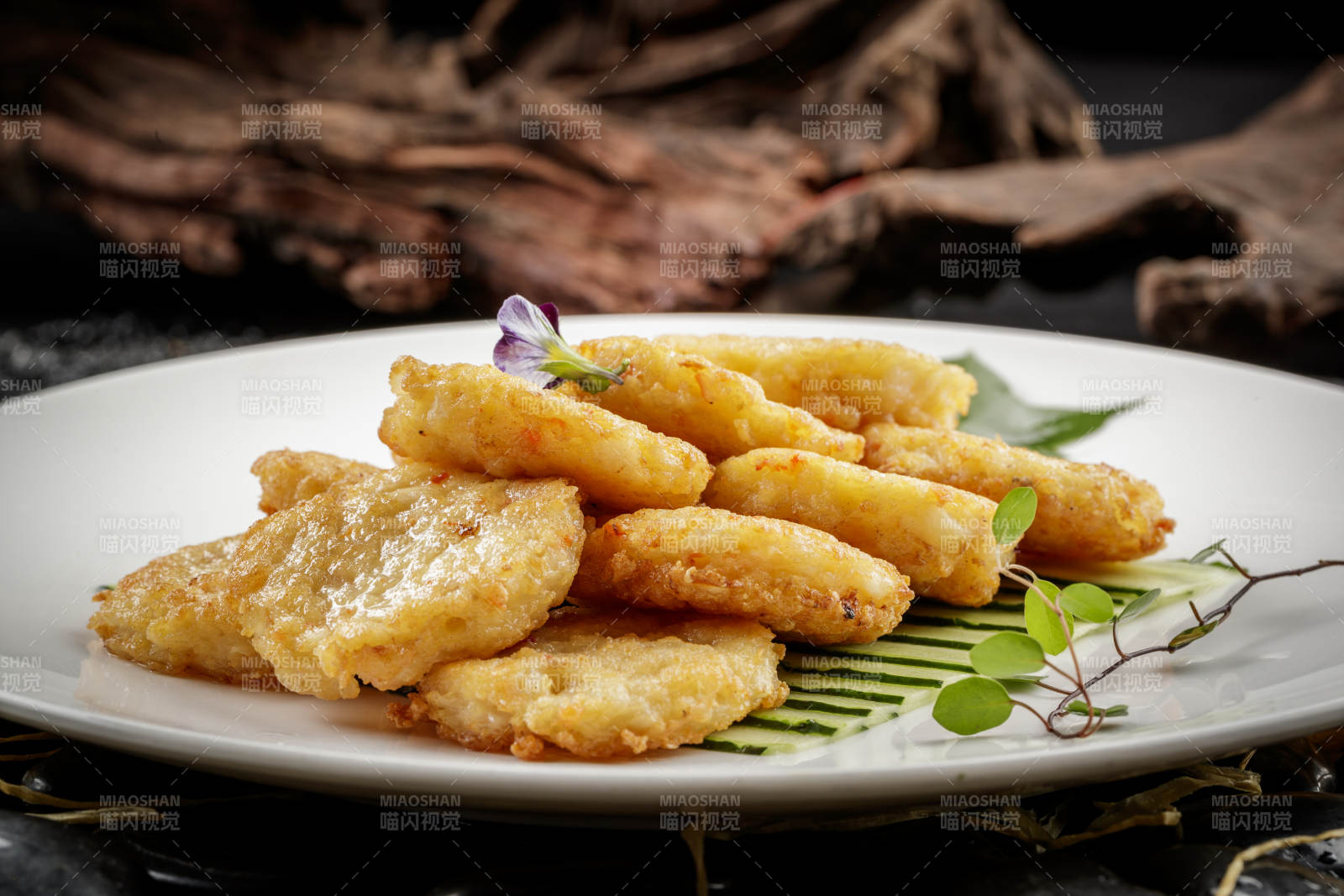 白色圆盘装的虾胶马蹄图片