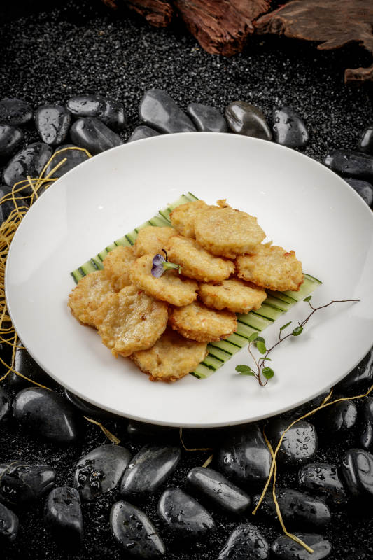 白色圆盘装的虾胶马蹄图片