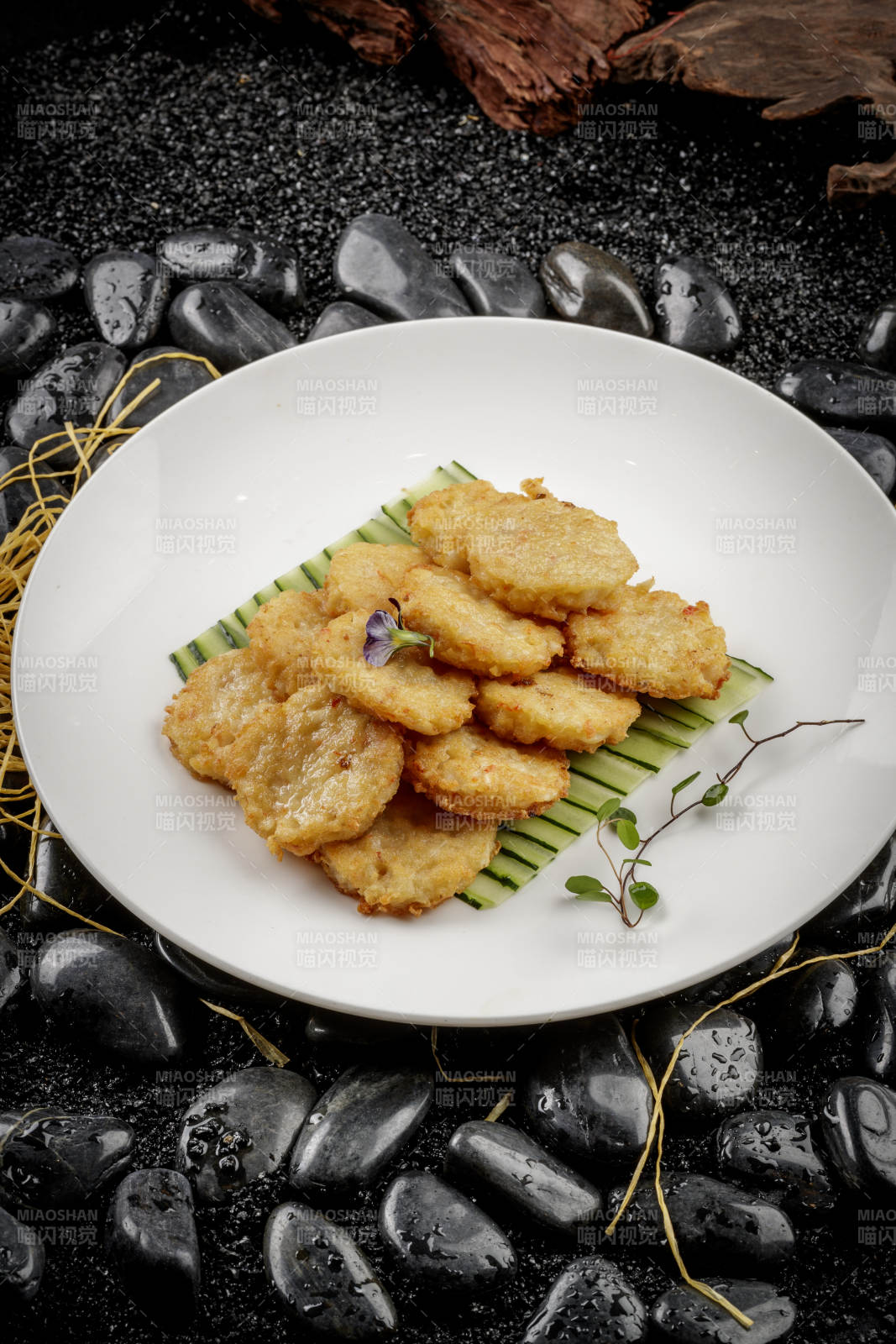 白色圆盘装的虾胶马蹄图片