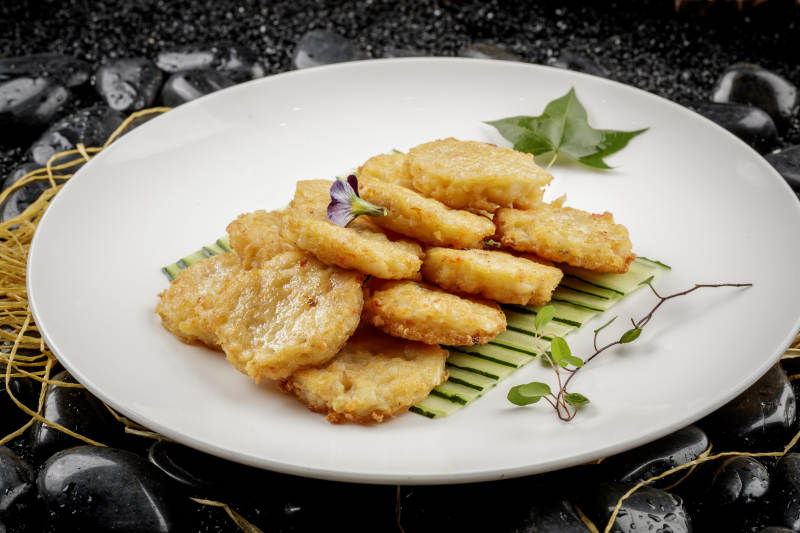 白色圆盘装的虾胶马蹄图片