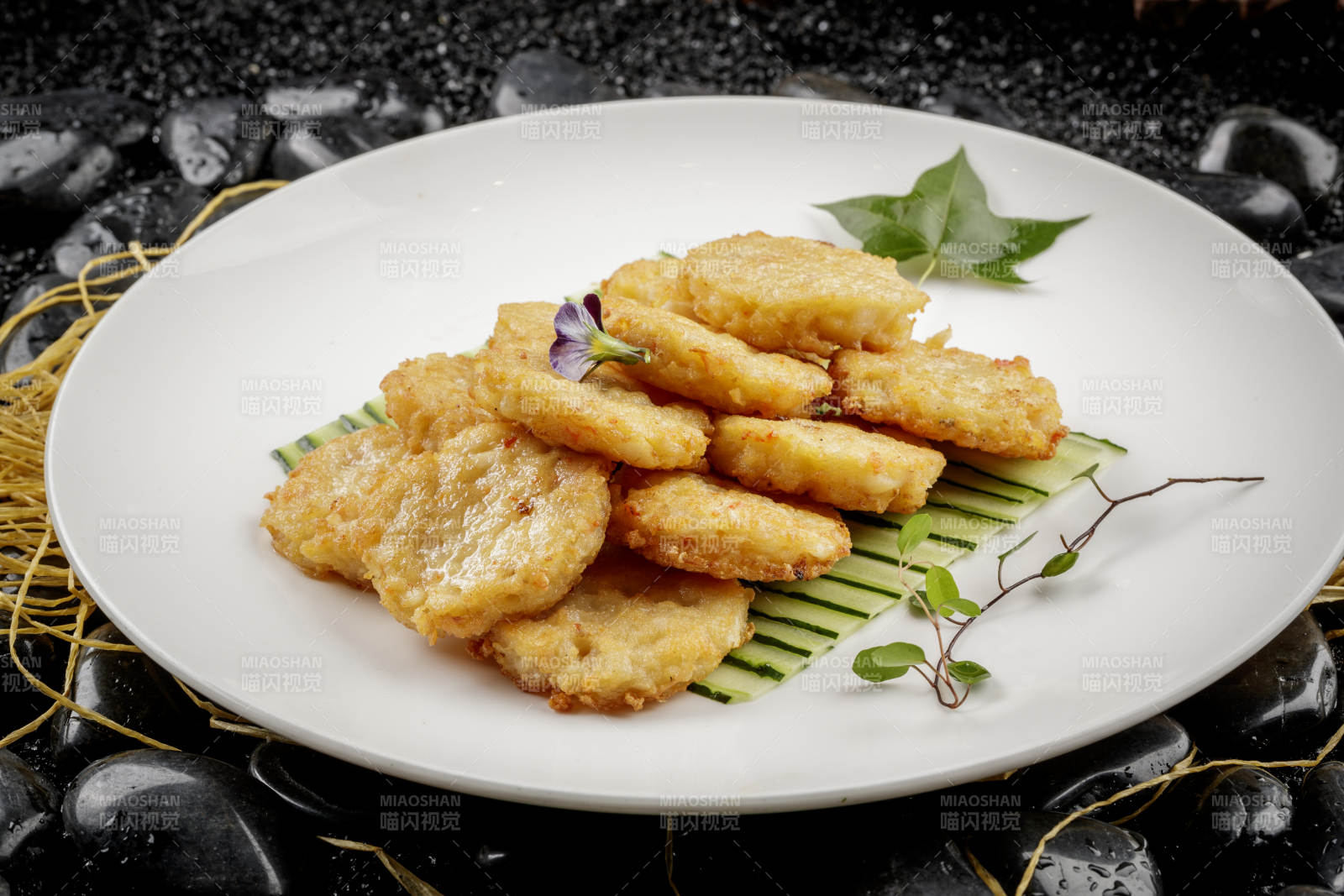 白色圆盘装的虾胶马蹄图片