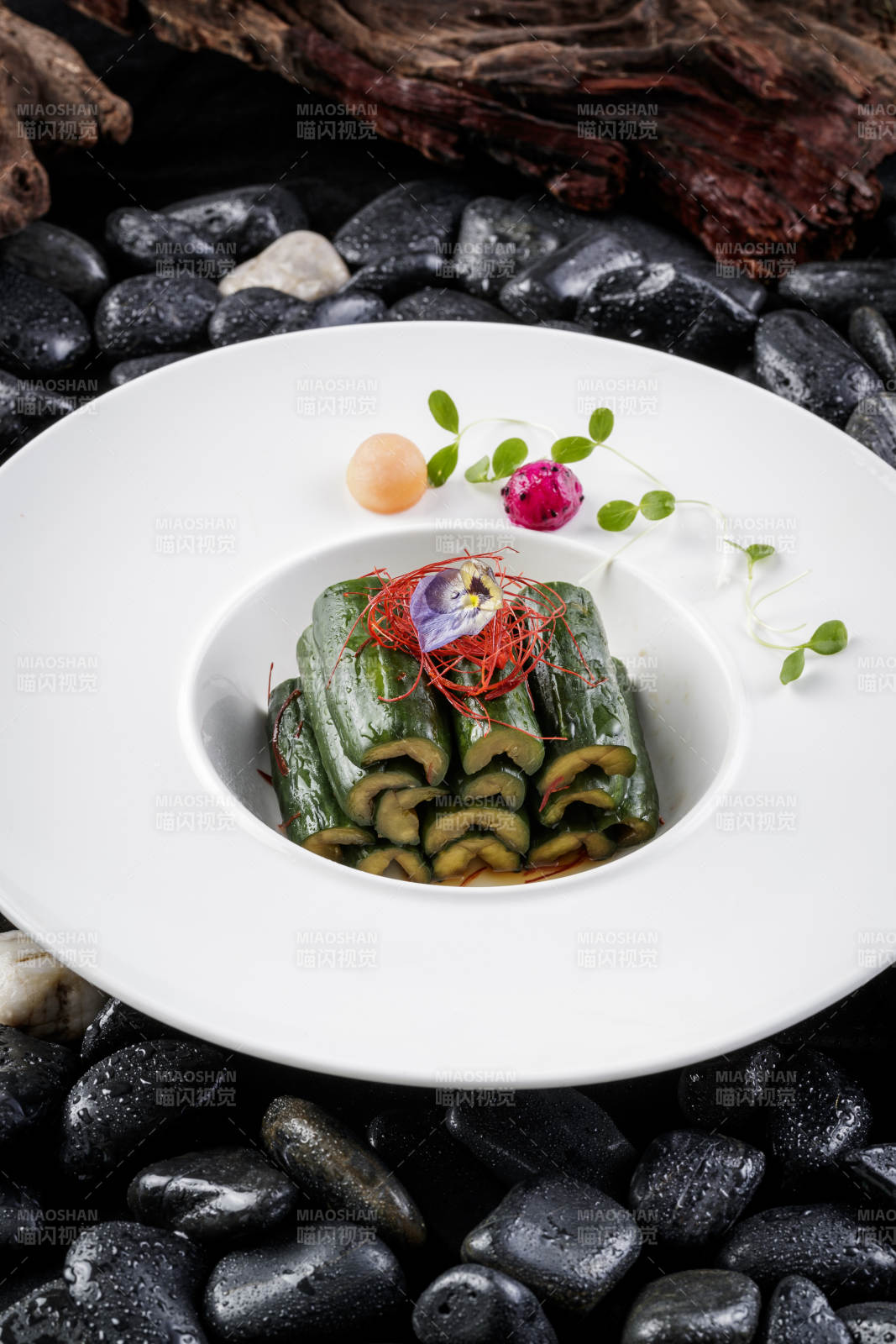 白色圆盘装的酸辣乳瓜图片