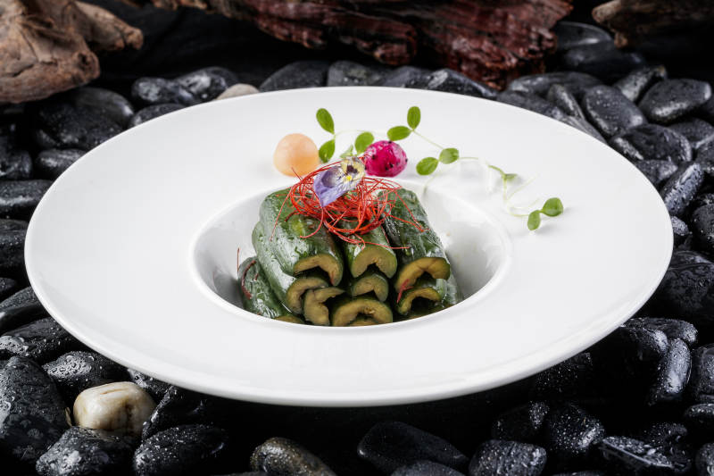 白色圆盘装的酸辣乳瓜图片