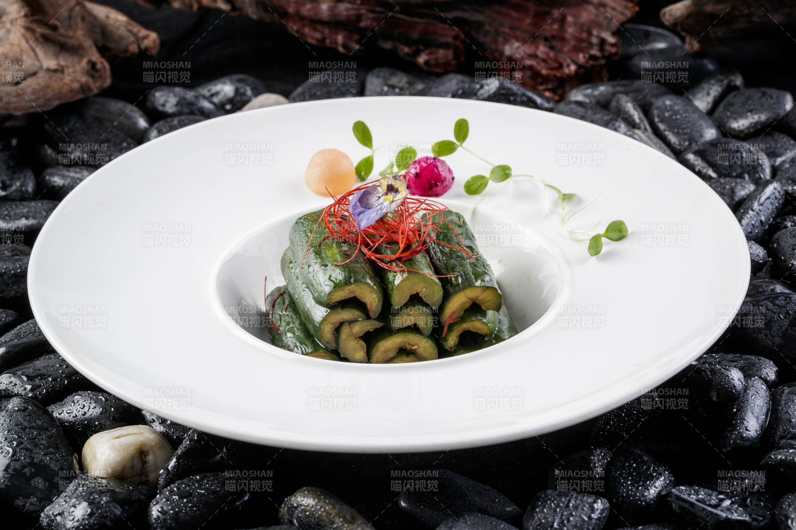 白色圆盘装的酸辣乳瓜图片