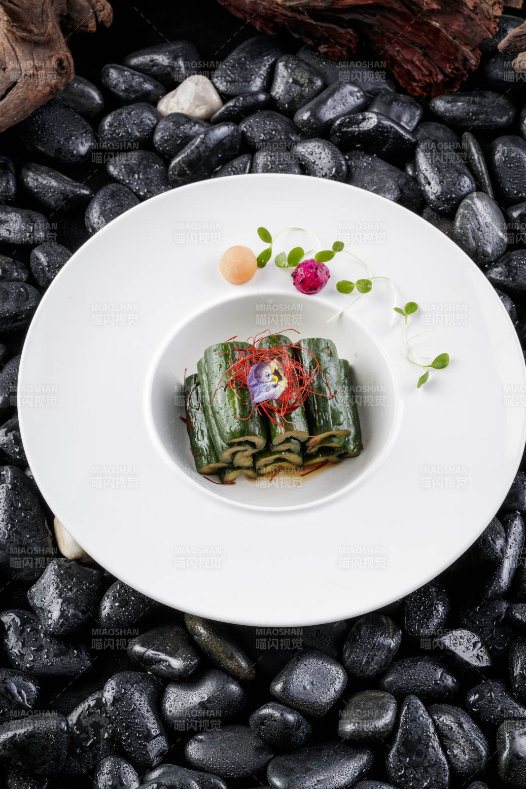 白色圆盘装的酸辣乳瓜图片