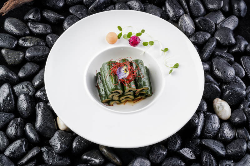 白色圆盘装的酸辣乳瓜图片