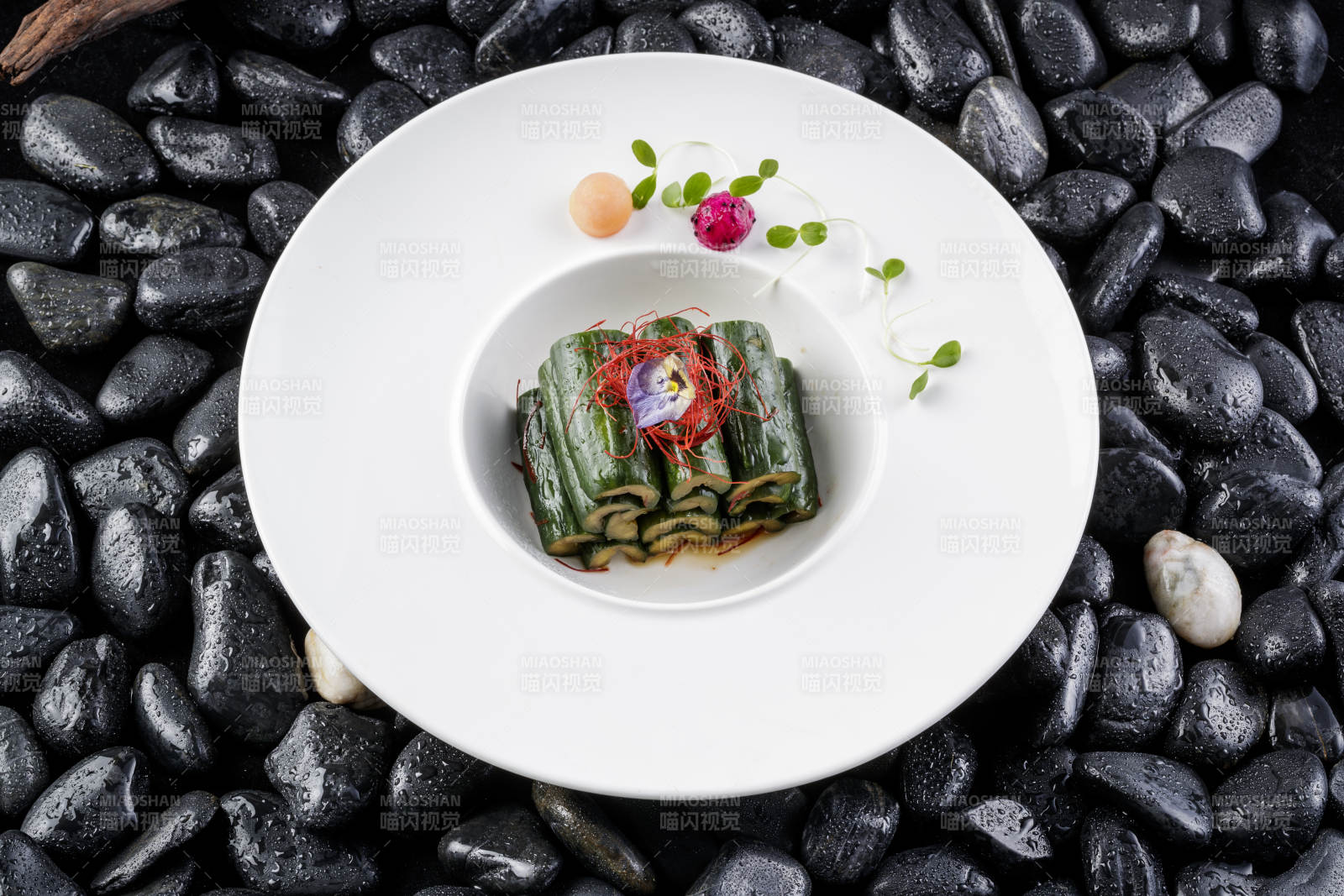 白色圆盘装的酸辣乳瓜图片