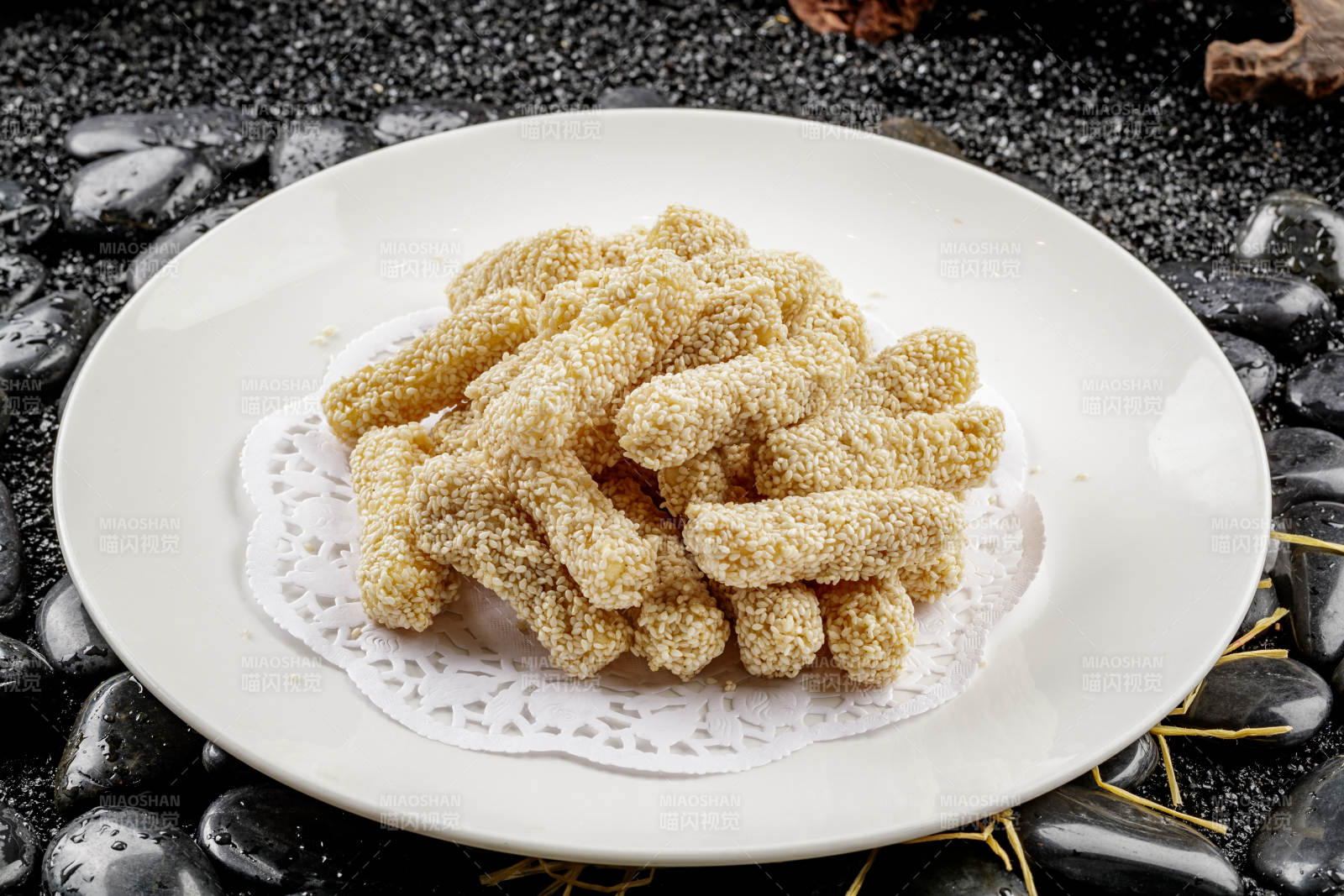 白色圆盘装的麻仁红薯图片