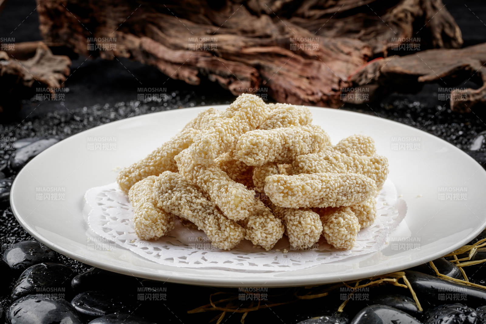 白色圆盘装的麻仁红薯图片