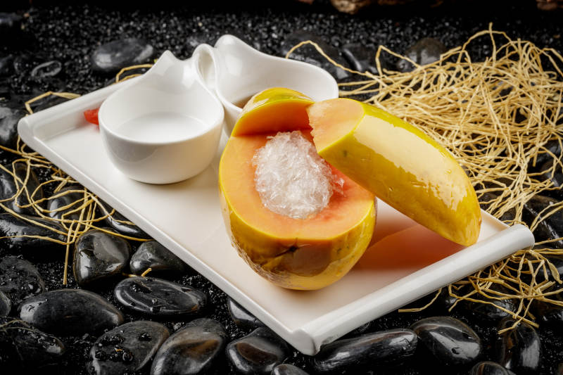 白色方形瓷盘装的夏威夷木瓜炖雪蛤图片