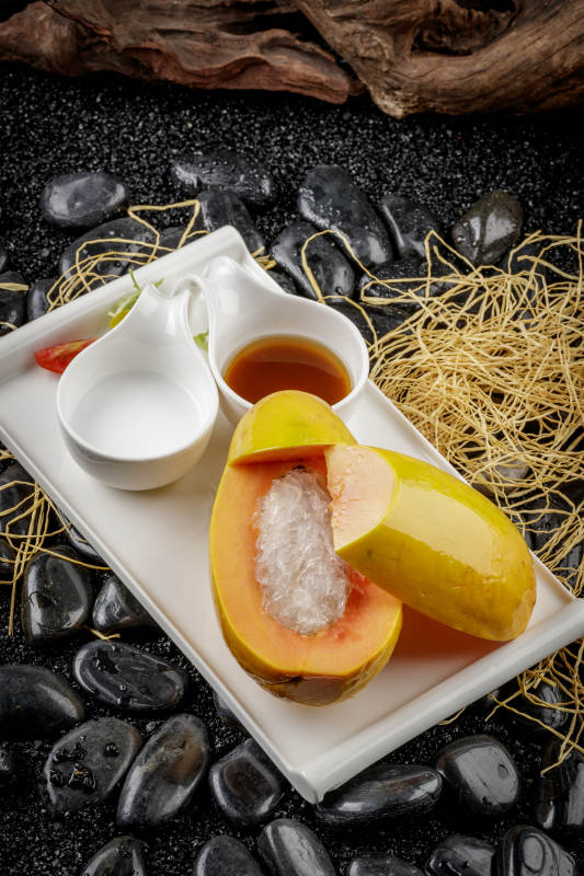 白色方形瓷盘装的夏威夷木瓜炖雪蛤图片