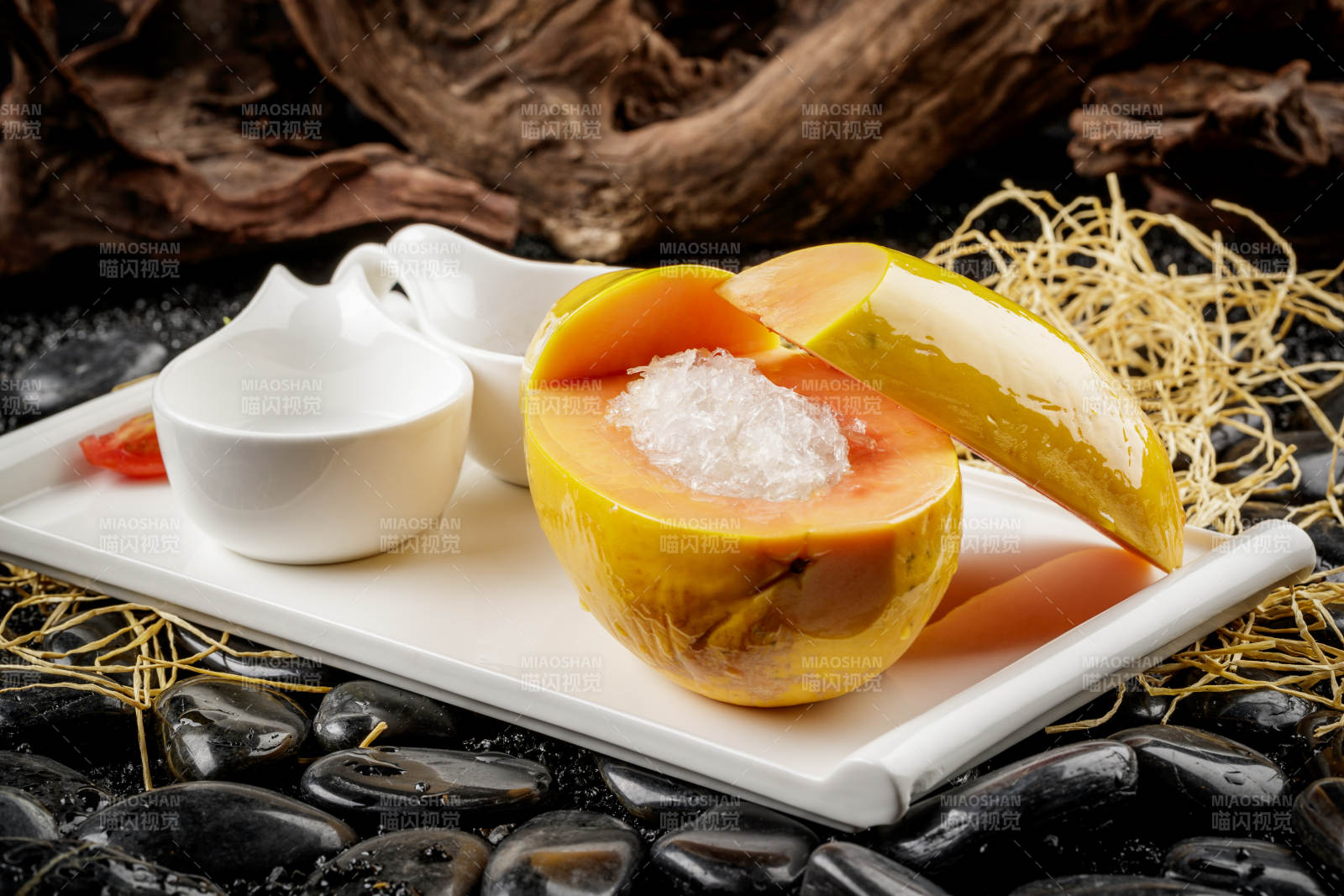 白色方形瓷盘装的夏威夷木瓜炖雪蛤图片