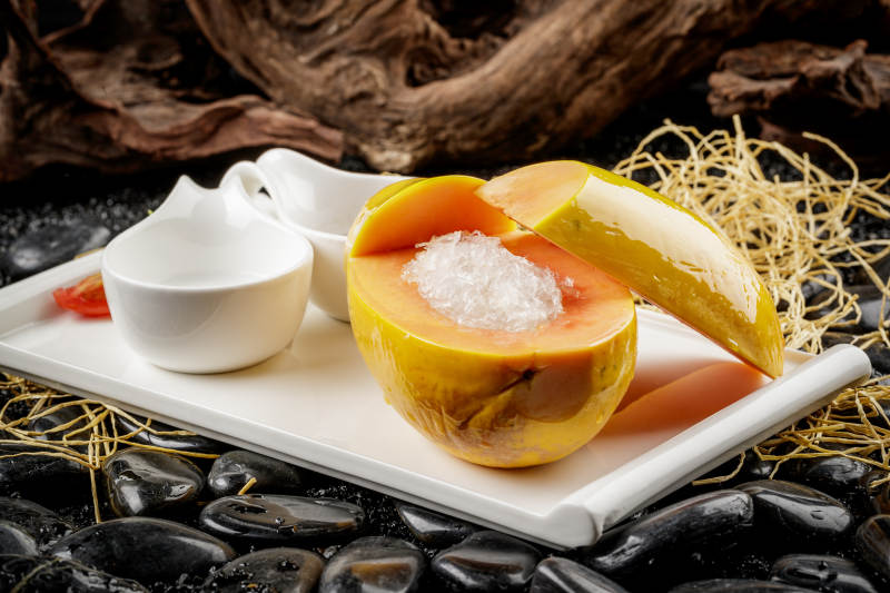 白色方形瓷盘装的夏威夷木瓜炖雪蛤图片