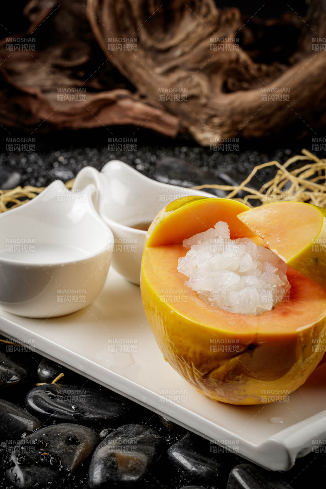 白色方形瓷盘装的夏威夷木瓜炖雪蛤图片