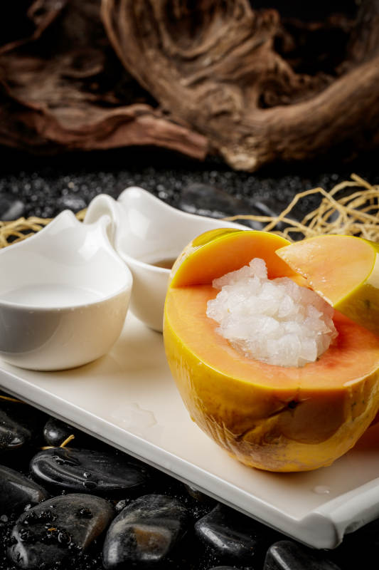 白色方形瓷盘装的夏威夷木瓜炖雪蛤图片