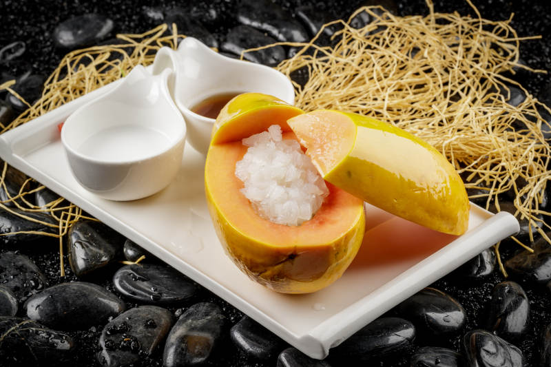 白色方形瓷盘装的夏威夷木瓜炖雪蛤图片