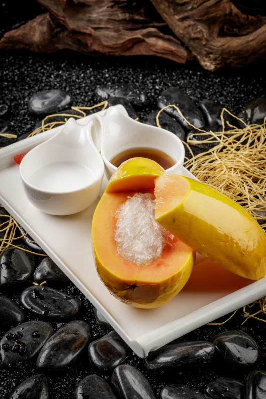 白色方形瓷盘装的夏威夷木瓜炖雪蛤图片