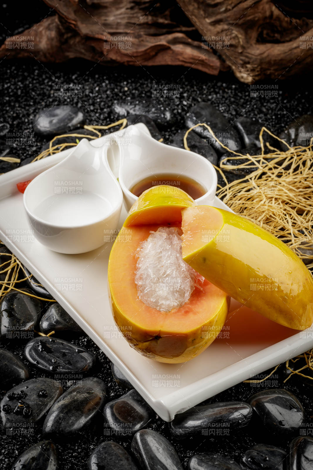 白色方形瓷盘装的夏威夷木瓜炖雪蛤图片