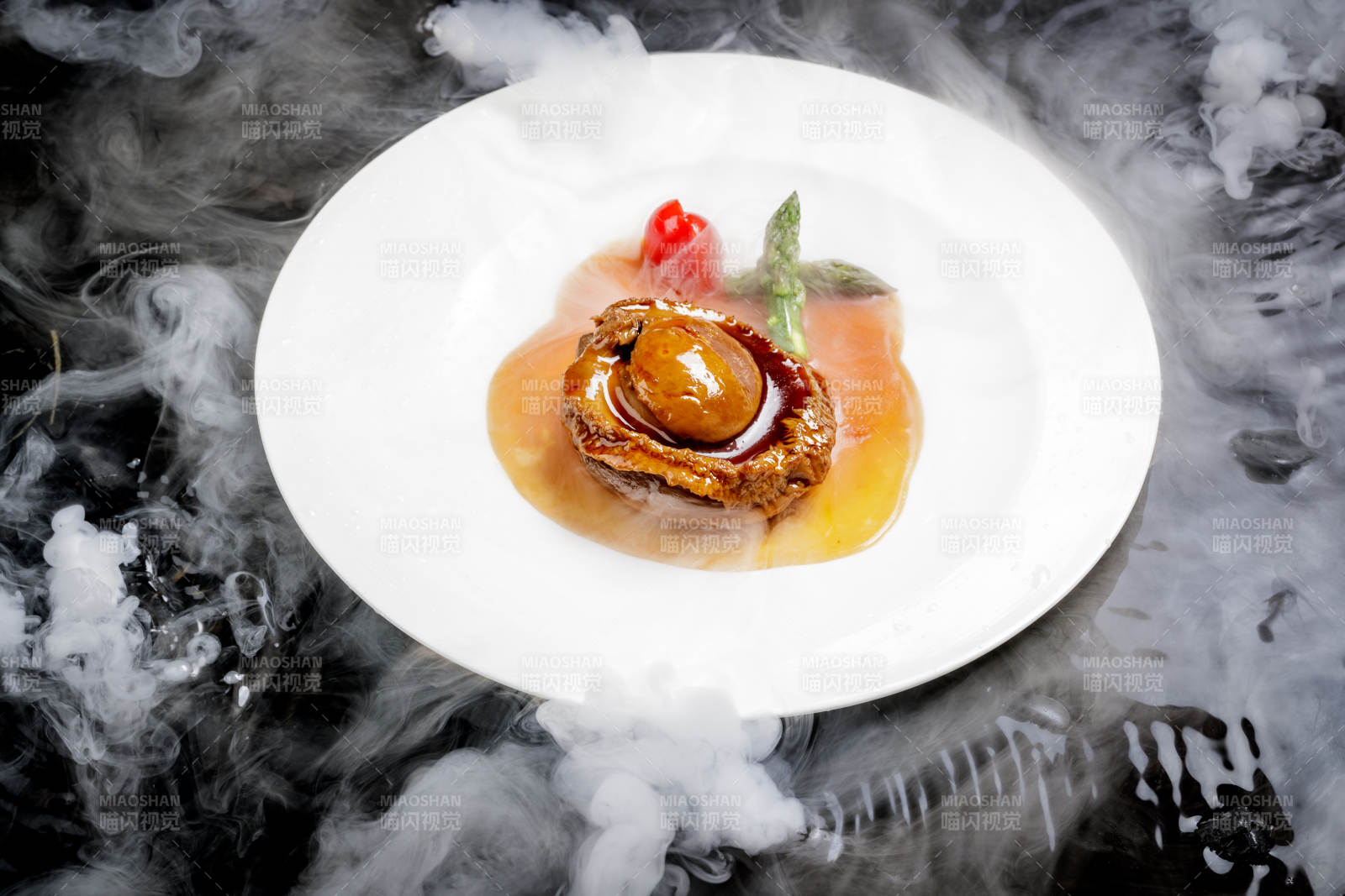 白色瓷盘装的浇汁南非干鲍图片