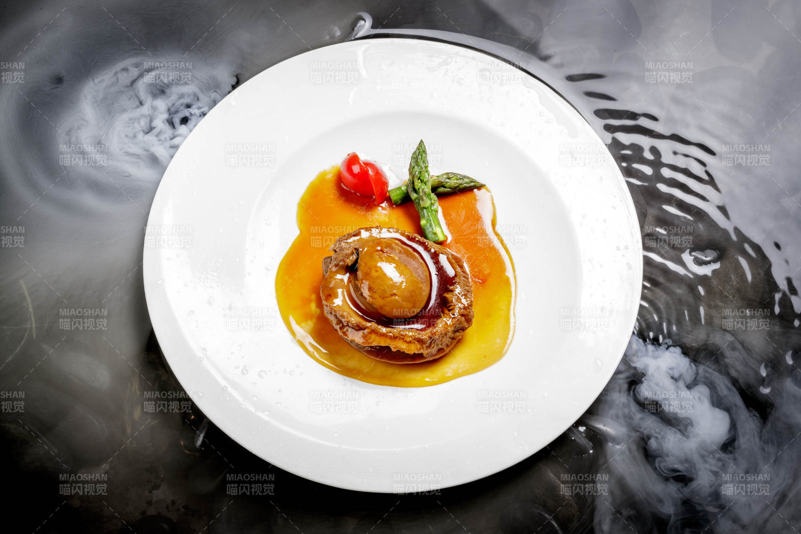 白色瓷盘装的浇汁南非干鲍图片