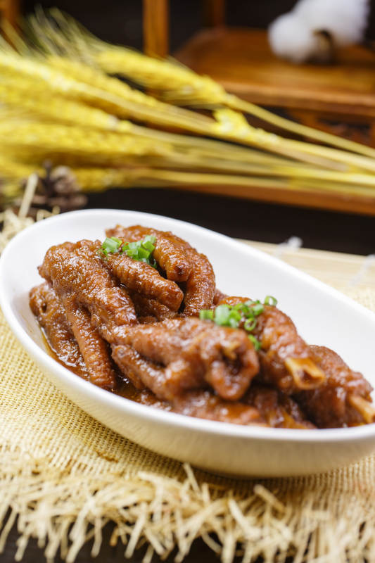 白色瓷盘装的照烧鸡爪图片