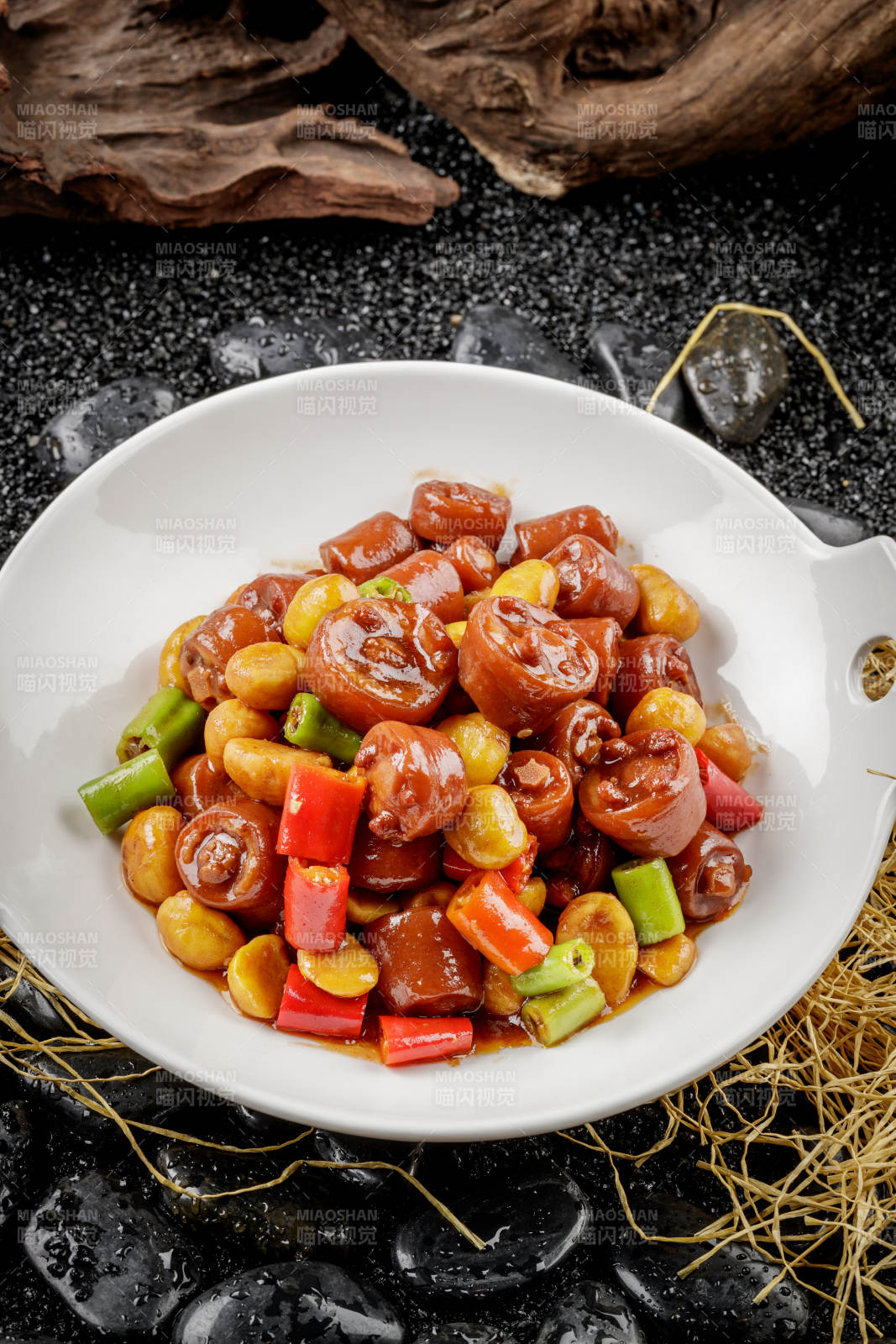 白色耳盘装的板栗烧猪尾图片