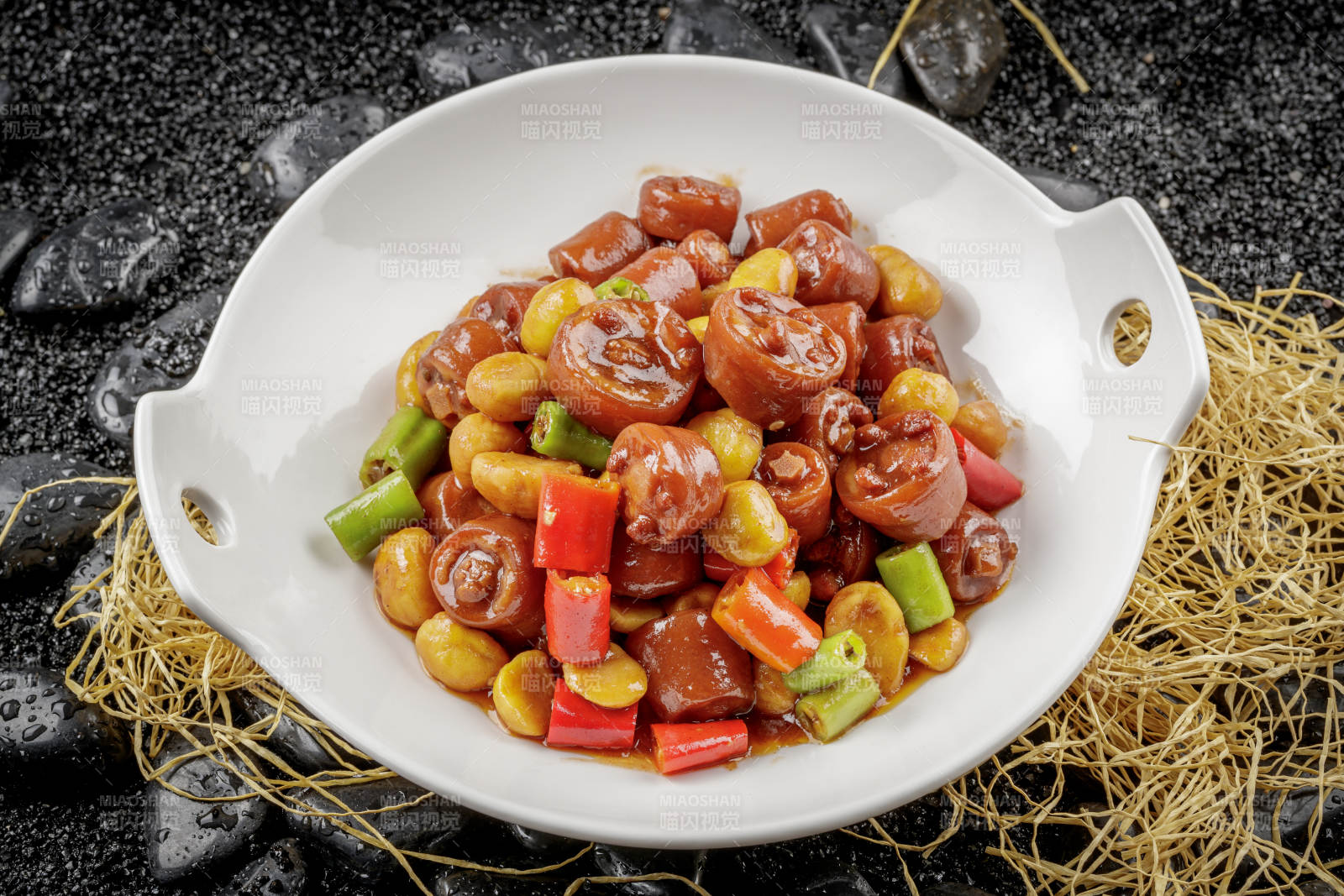 白色耳盘装的板栗烧猪尾图片