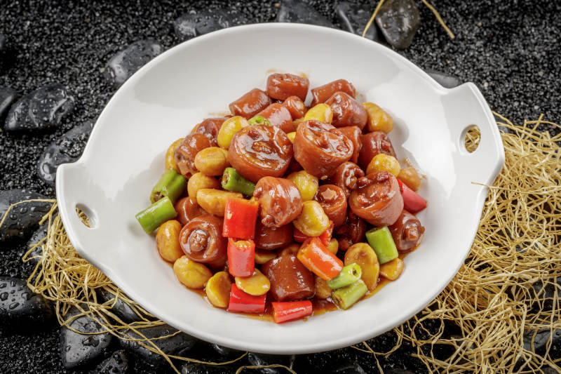 白色耳盘装的板栗烧猪尾图片