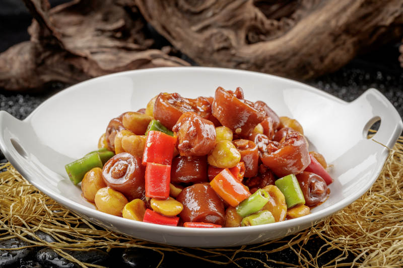 白色耳盘装的板栗烧猪尾图片