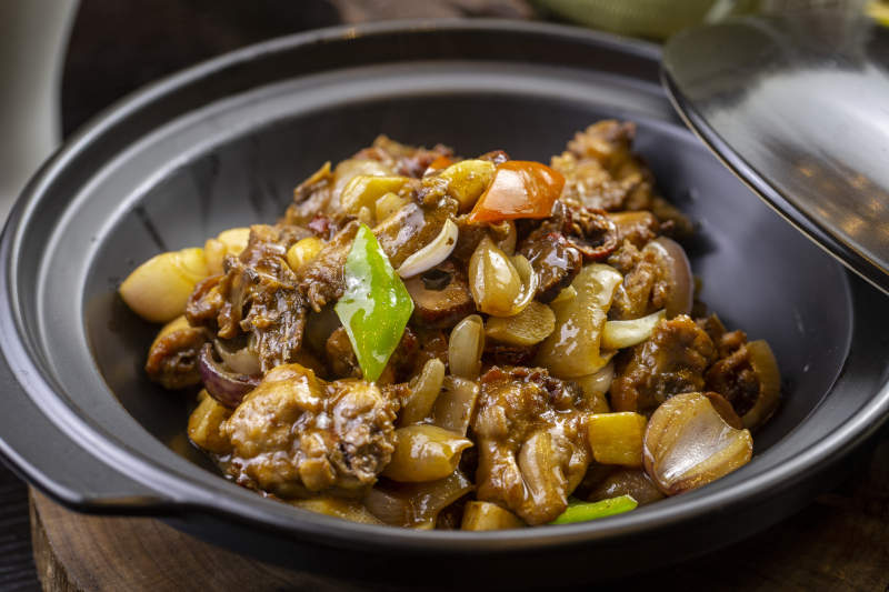 砂锅蒜香跑山鸡图片