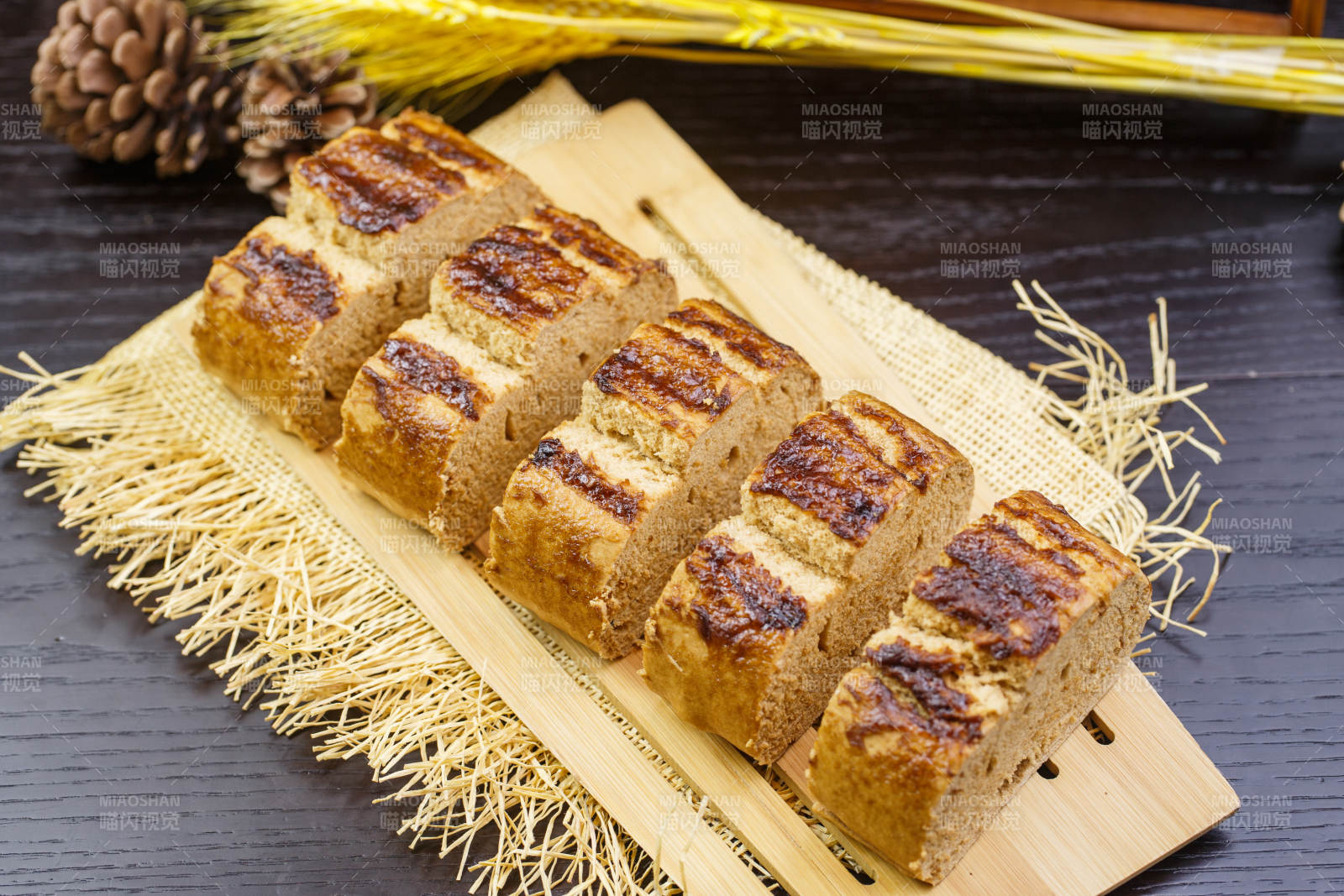粗粮枣泥烤馍图片
