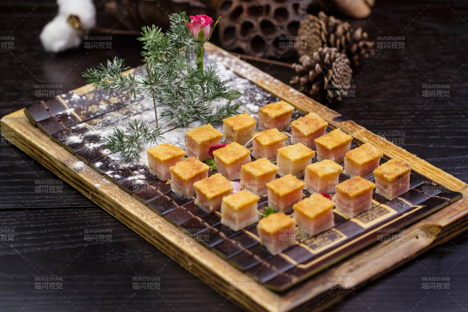 精美餐摆放的精致澳门脆皮烧肉图片