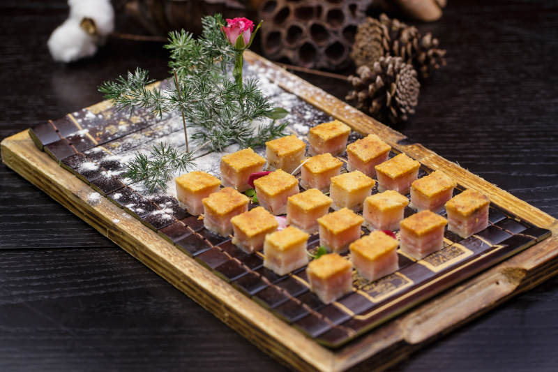 精美餐摆放的精致澳门脆皮烧肉图片