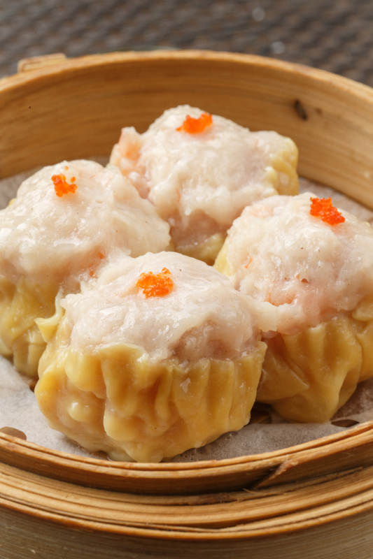 笼屉装的广东大虾饺摆放在餐布上图片