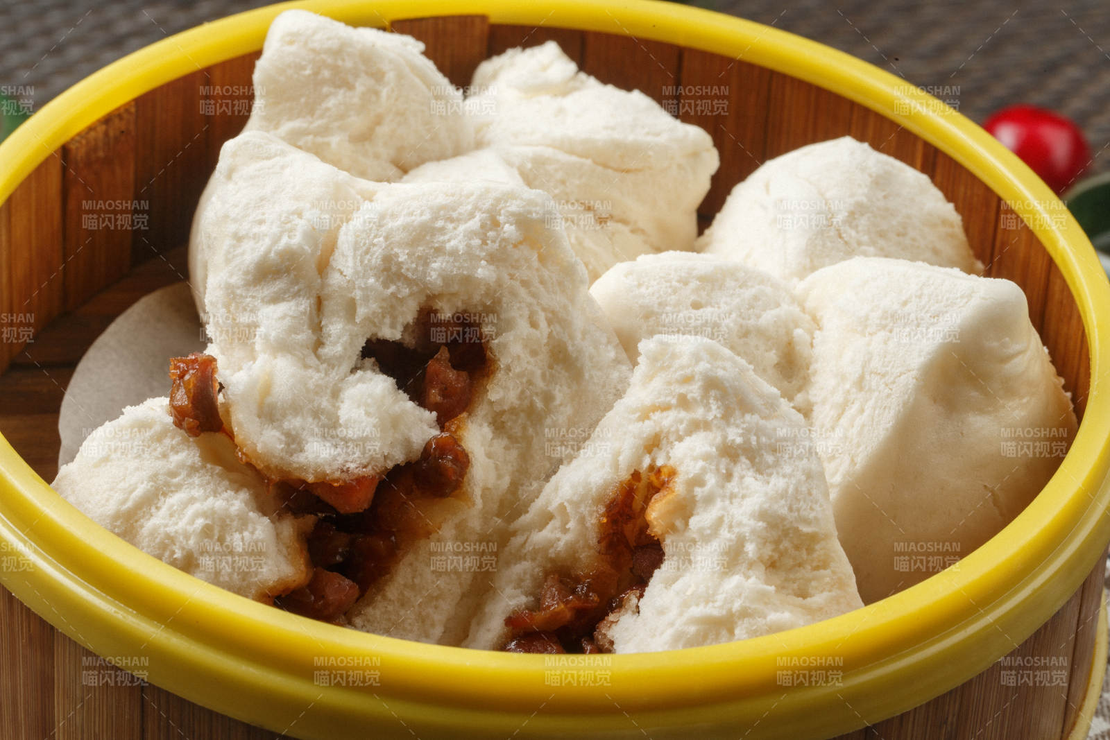 笼屉装的叉烧包摆放在餐垫上图片