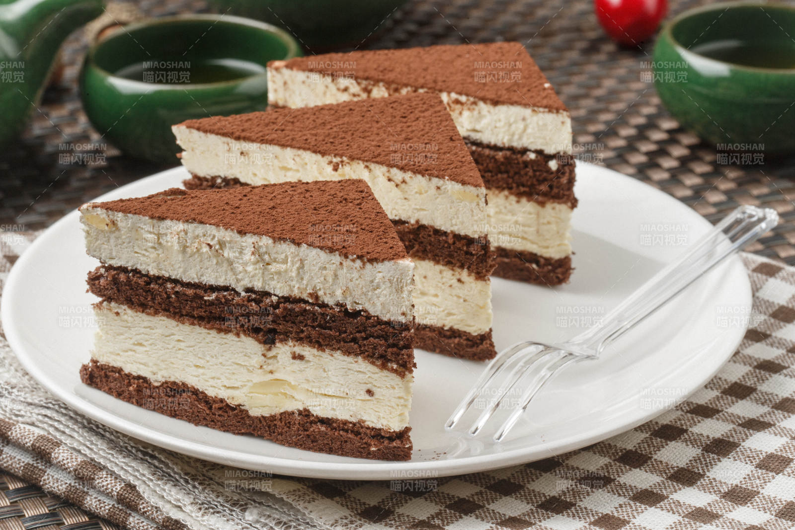 笼屉装的叉烧包摆放在餐垫上图片