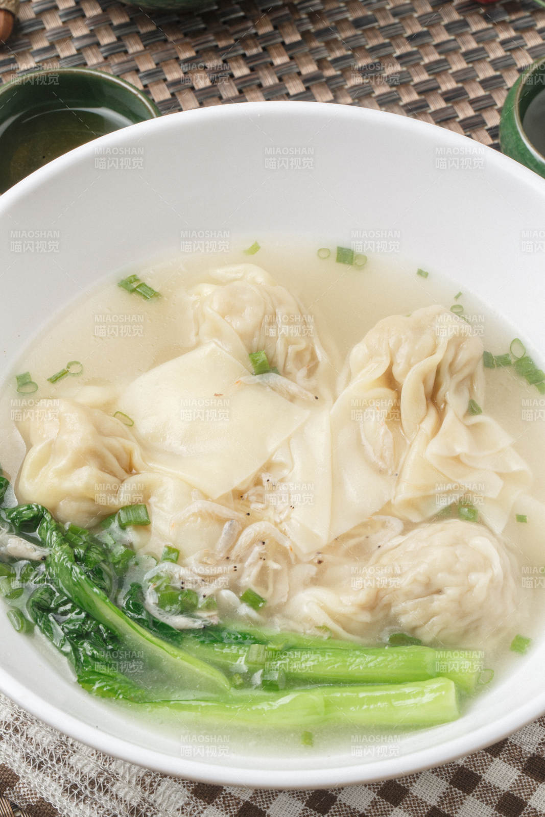 小黄鸭造型芒果糕摆放在餐布上图片