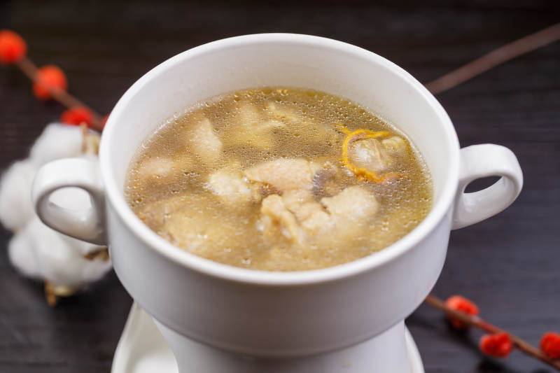 白色瓷汤盅装的虫草花猪脚汤图片