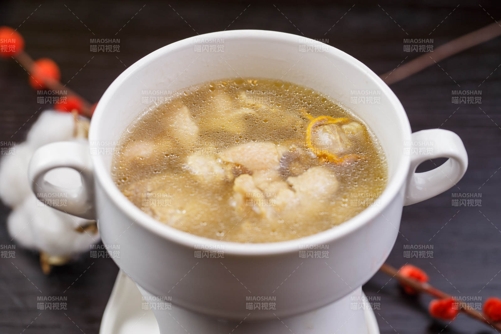 白色瓷汤盅装的虫草花猪脚汤图片