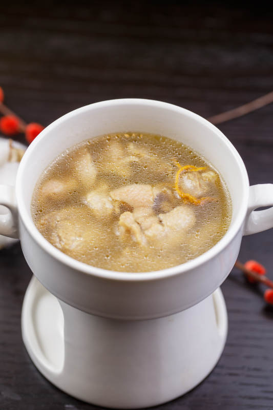 白色瓷汤盅装的虫草花猪脚汤图片