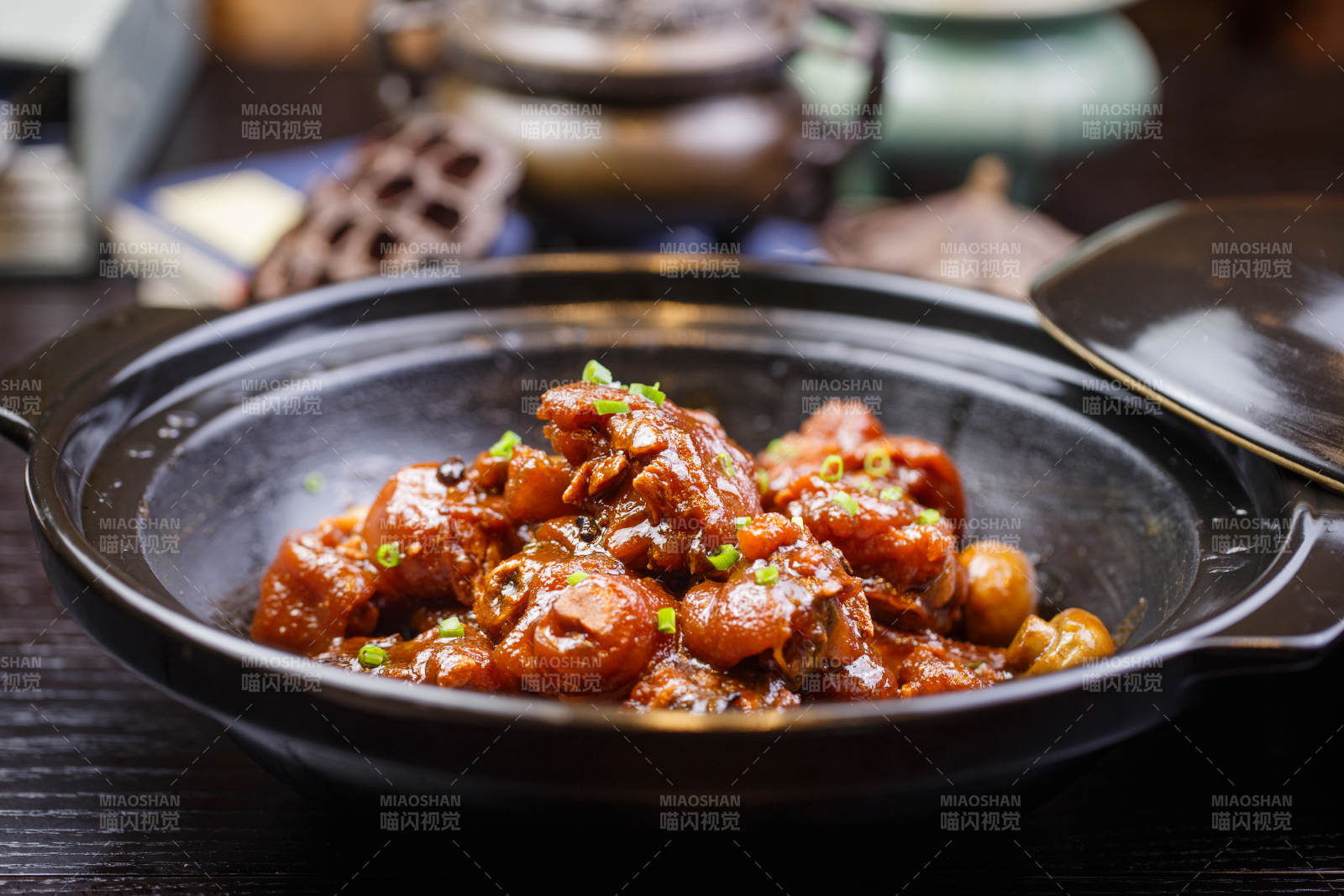 锅烧口蘑猪脚块图片