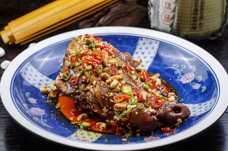 香辣川味红扒肘子图片